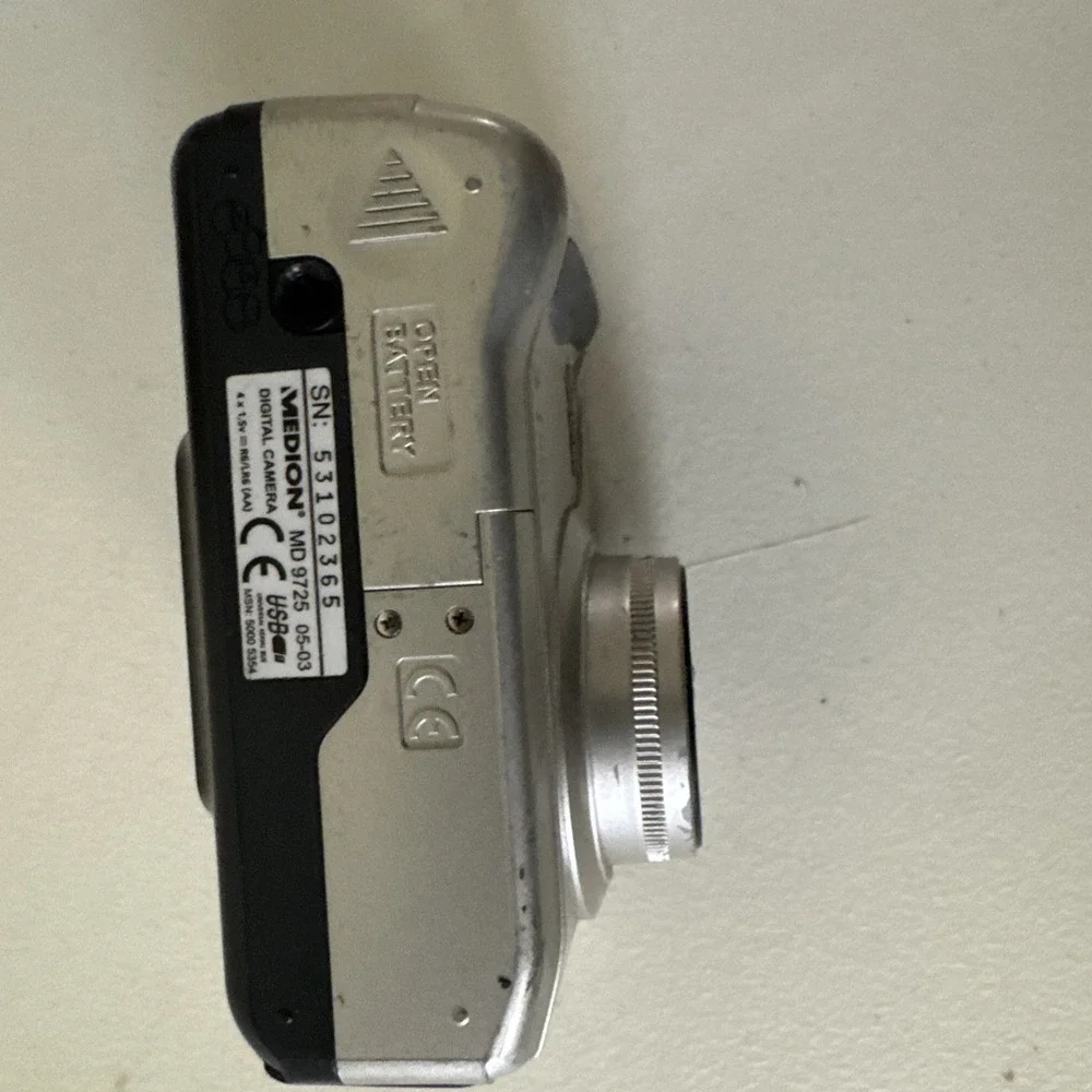 MEDION MD9725 Digital Camera 4.1MP 8–24mm Zoom Untested